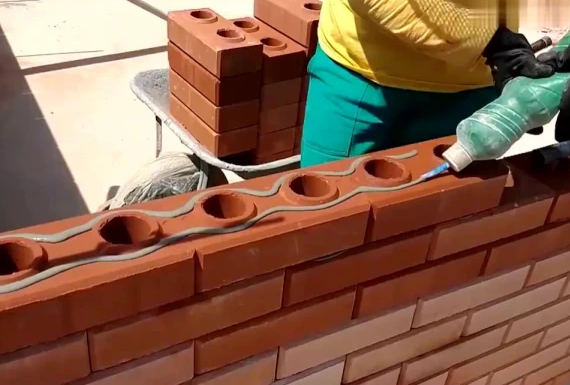 看看國外獨特的建筑技術(shù)，直接用膠水砌磚墻，真的會牢固嗎？